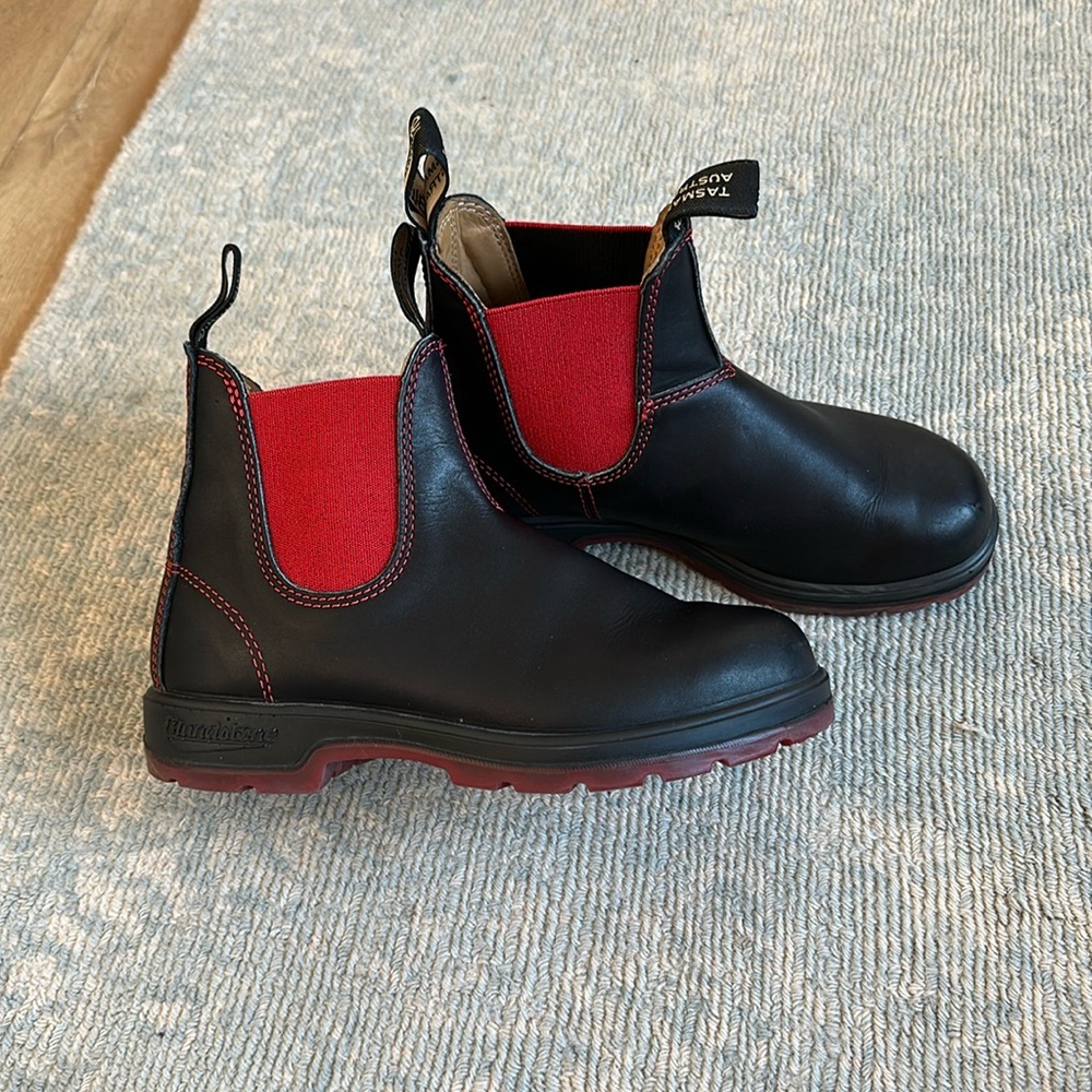 Blundstone Chelsea Boot with red elastic worn one time. Size 7 ½.